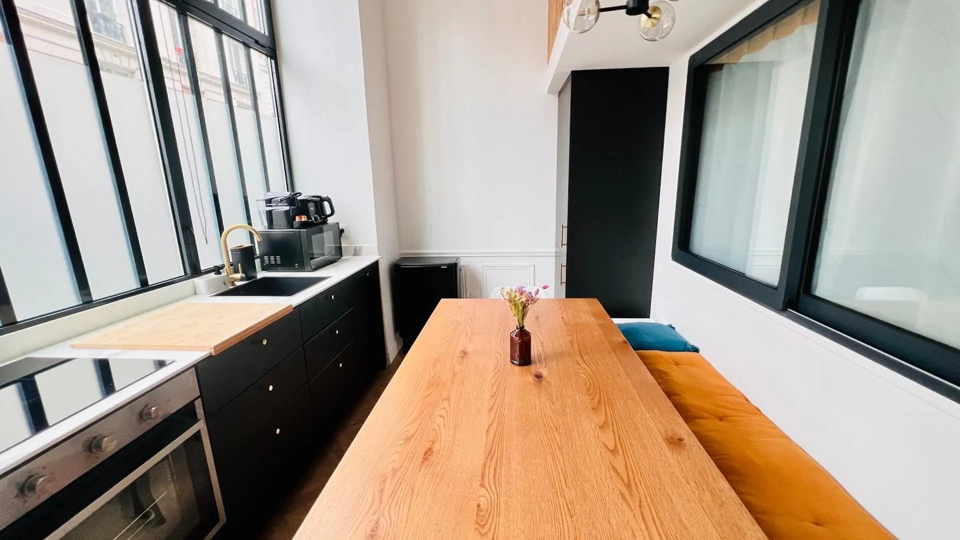Montmartre Marvel! Designer Apartment Near Metro Paris France