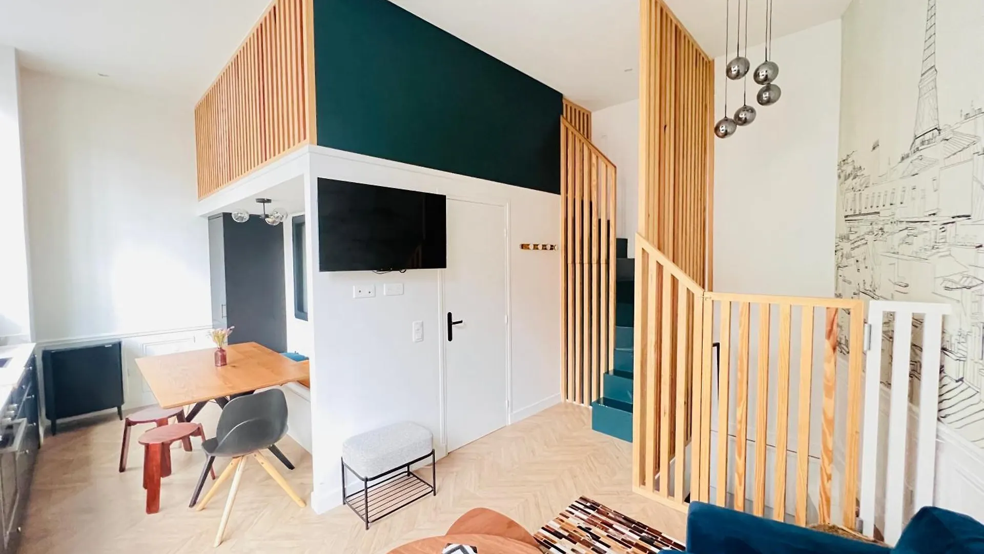 Montmartre Marvel! Designer Apartment Near Metro Paris