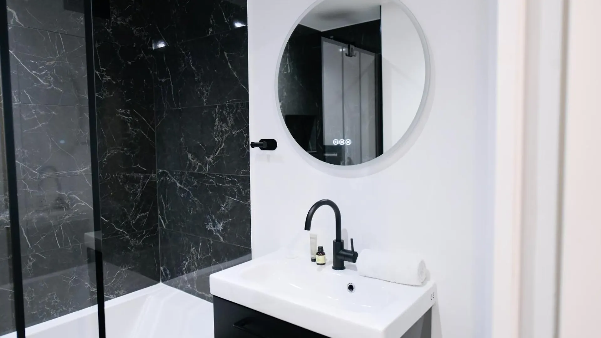 Montmartre Marvel! Designer Apartment Near Metro Paris 0*,