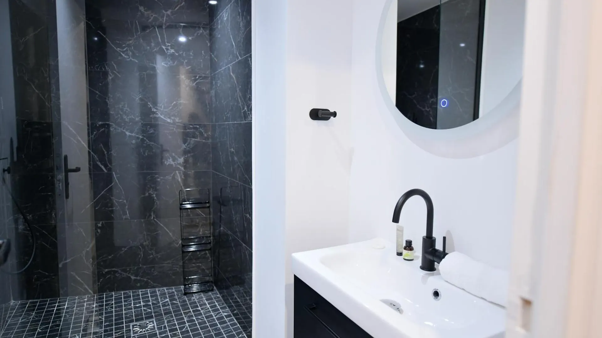 Montmartre Marvel! Designer Apartment Near Metro Paris
