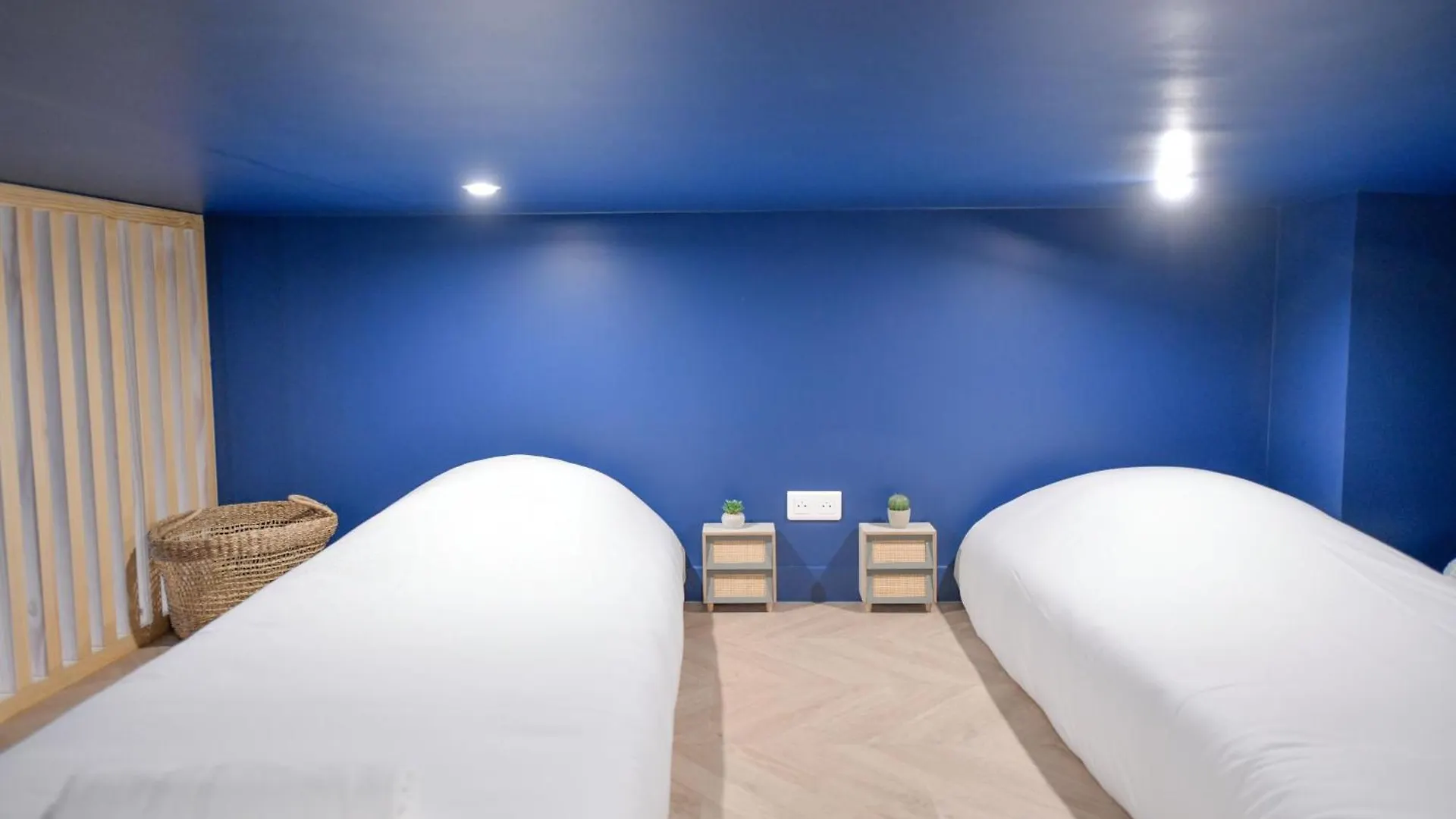 Montmartre Marvel! Designer Apartment Near Metro Paris France