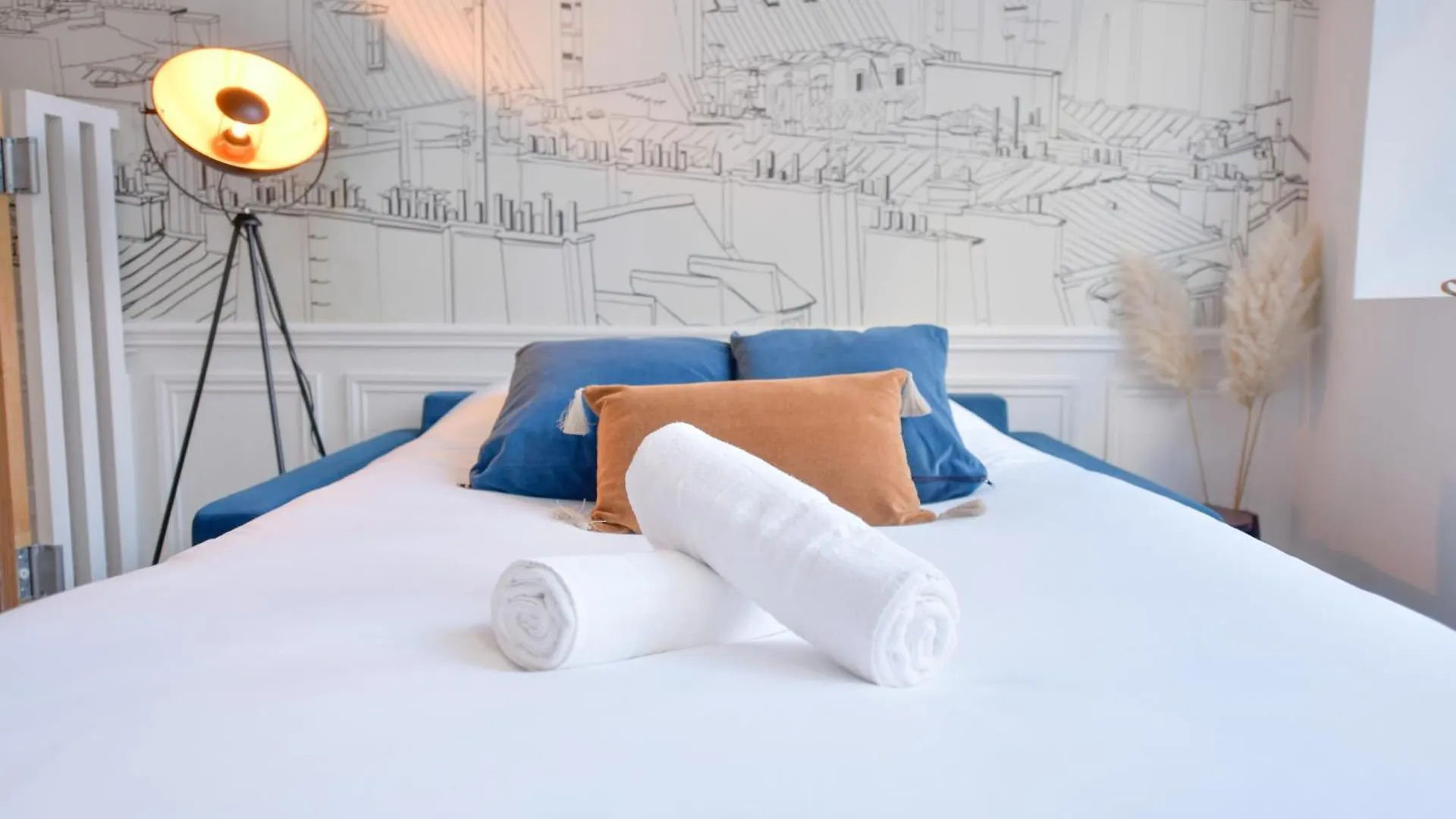 Montmartre Marvel! Designer Apartment Near Metro Paris