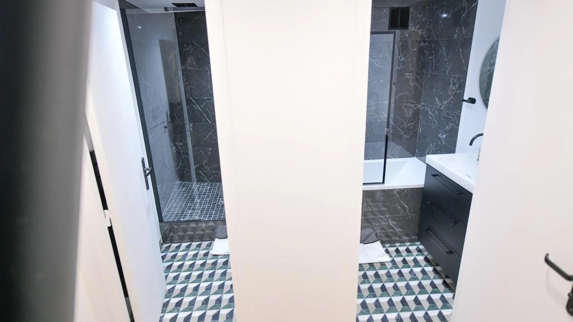 Montmartre Marvel! Designer Apartment Near Metro Paris