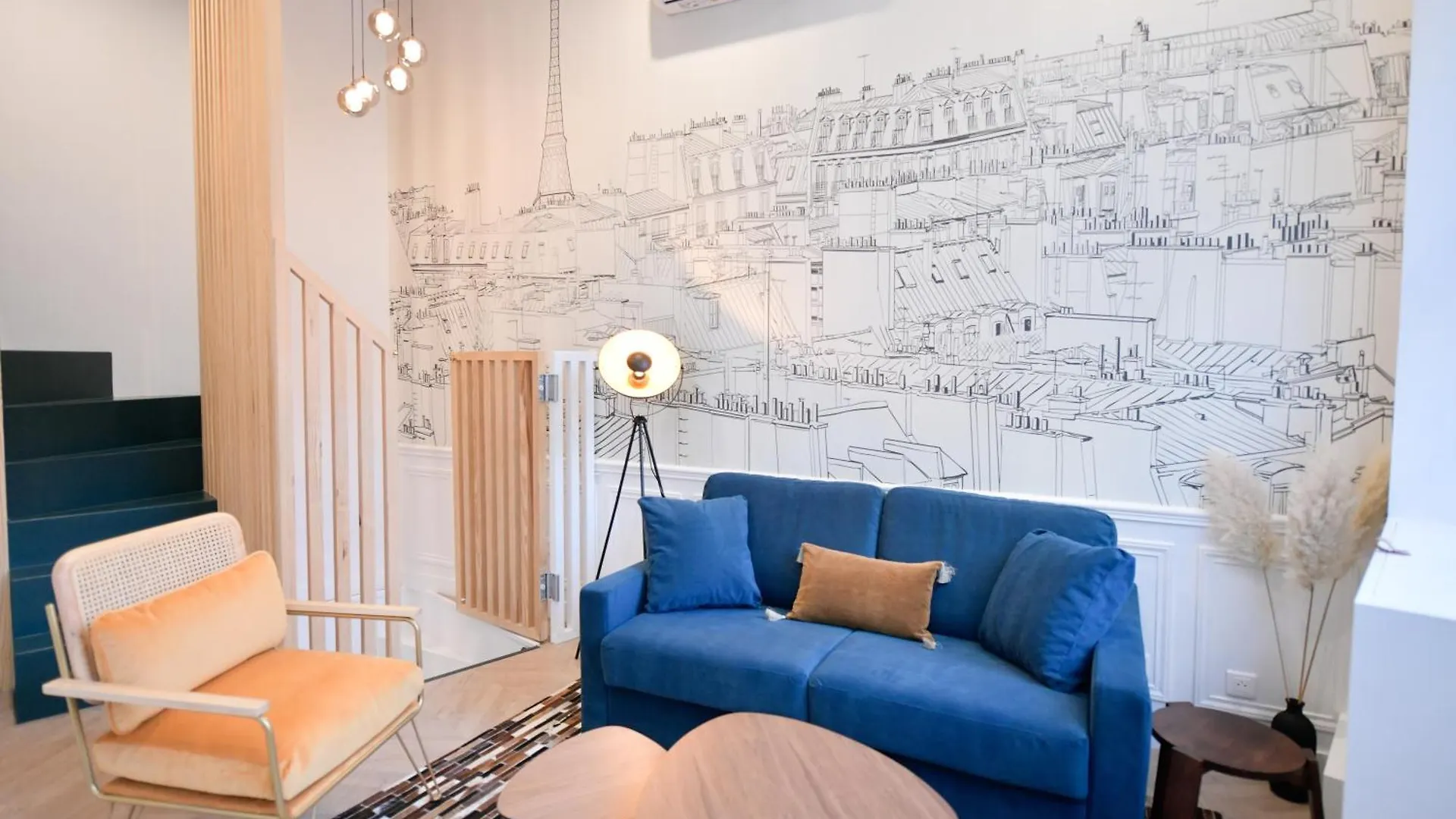 Montmartre Marvel! Designer Apartment Near Metro Paris France