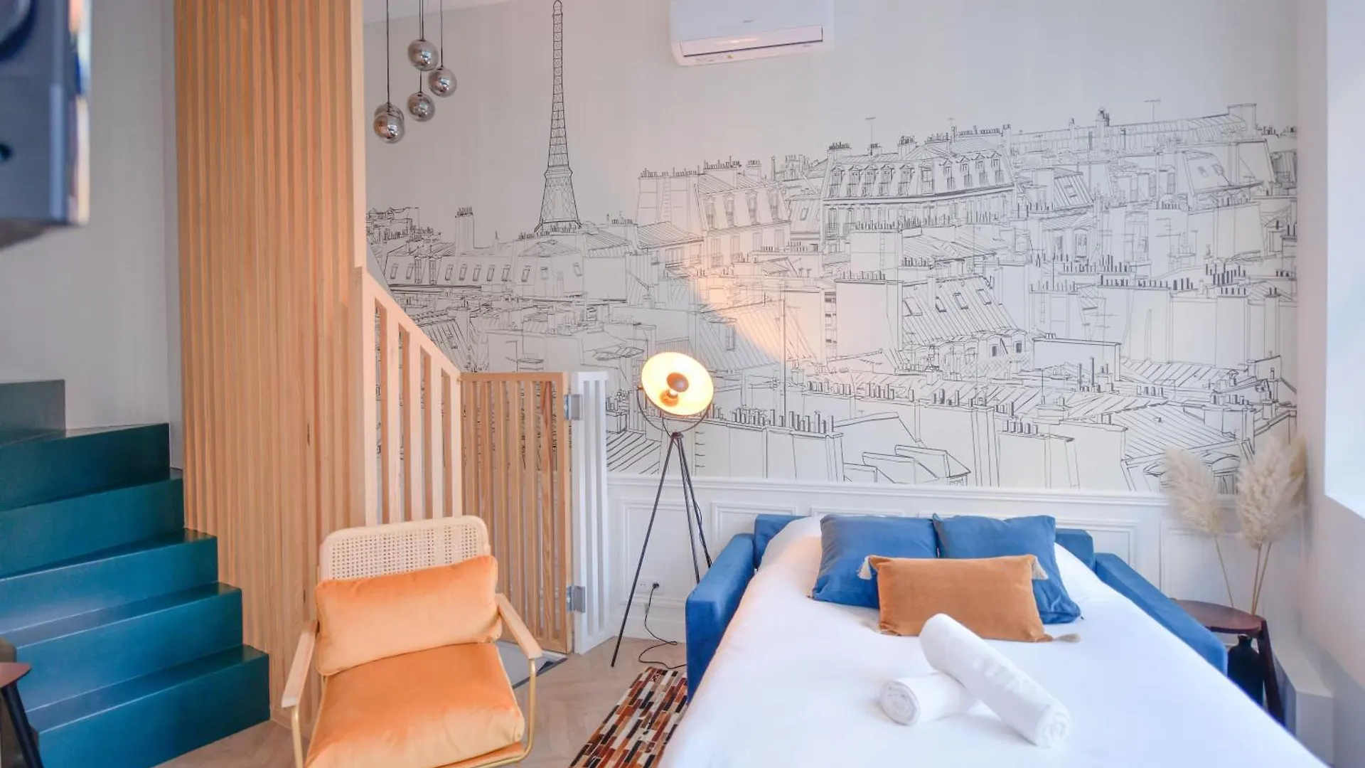 Montmartre Marvel! Designer Apartment Near Metro Paris France