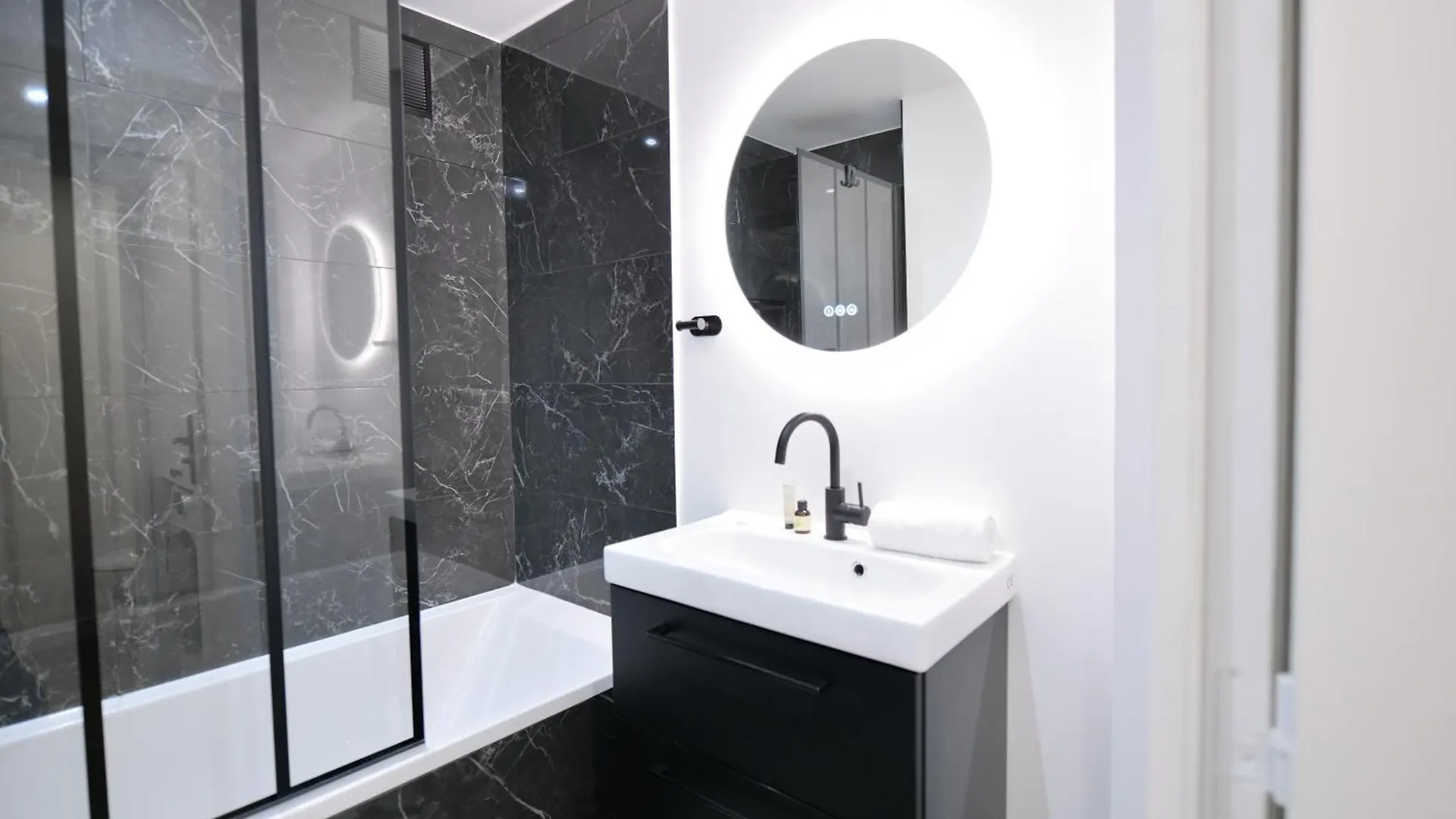 Montmartre Marvel! Designer Apartment Near Metro Paris