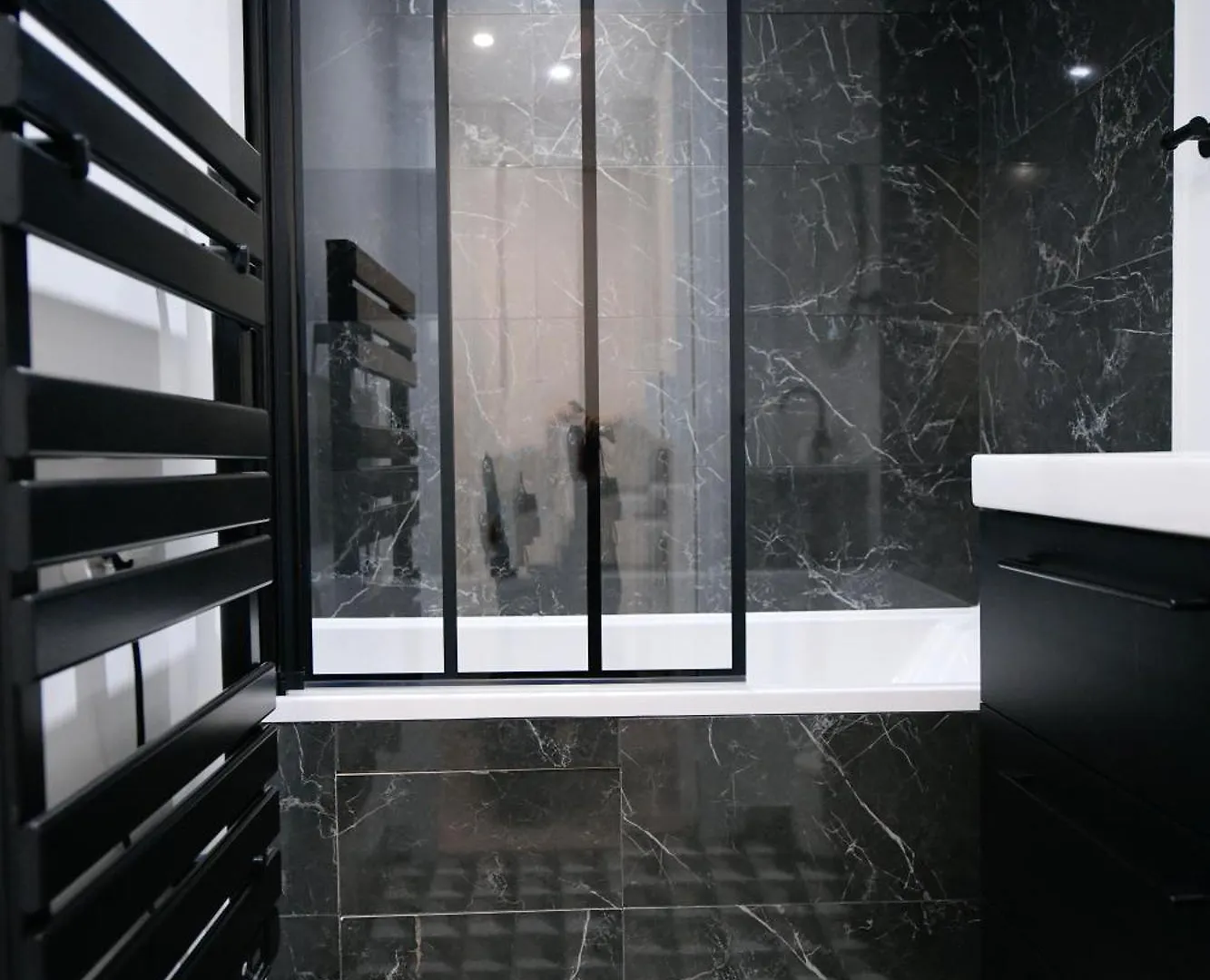 Montmartre Marvel! Designer Apartment Near Metro Paris