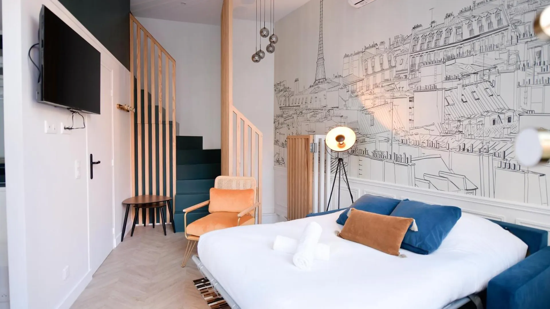 Montmartre Marvel! Designer Apartment Near Metro Paris