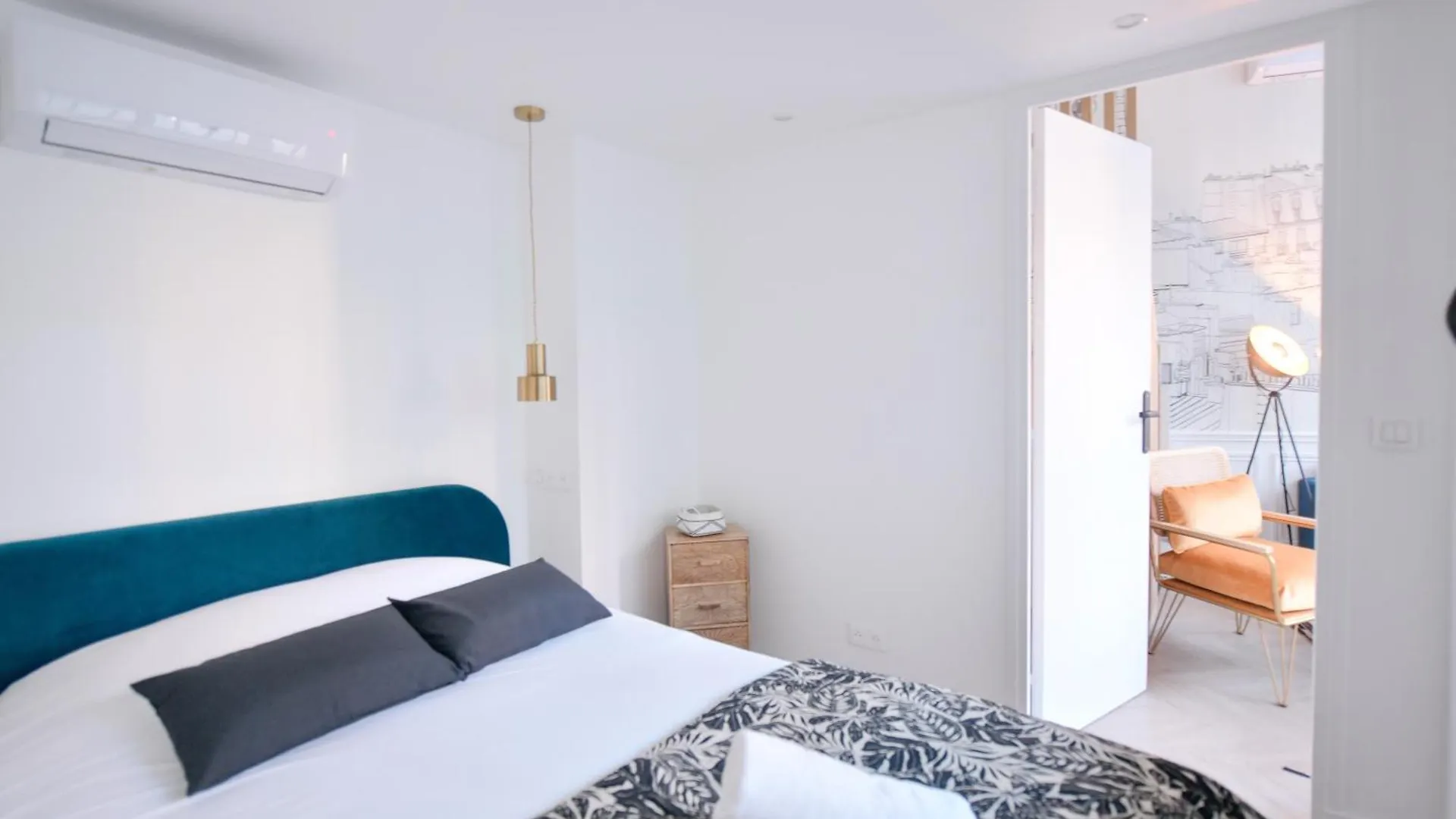 Montmartre Marvel! Designer Apartment Near Metro Paris France
